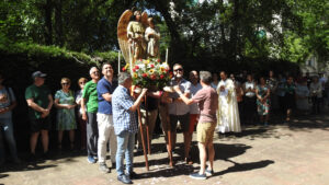 San Rafael Arcángel recorre las calle de su barrio, el año del centenario de la Parroquia